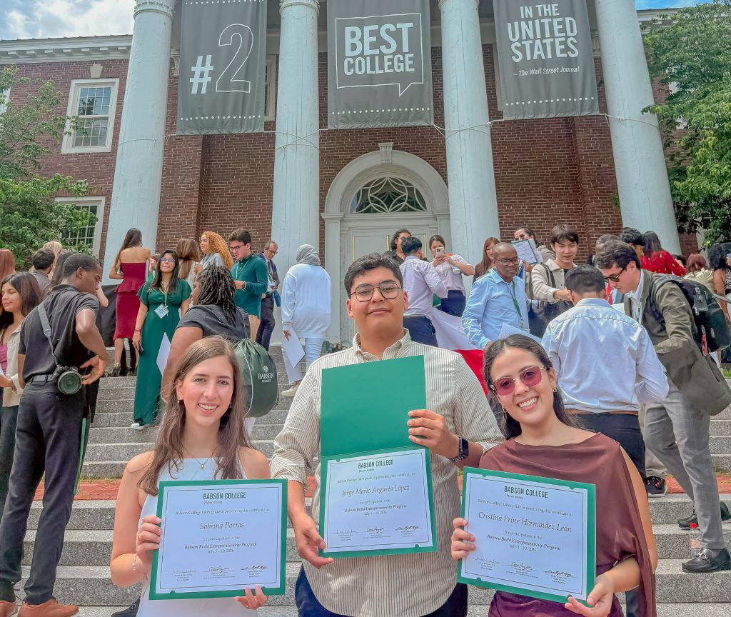Tres alumnos de Business con sus diplomas de participación en Babson Build de Babson College en 2026.