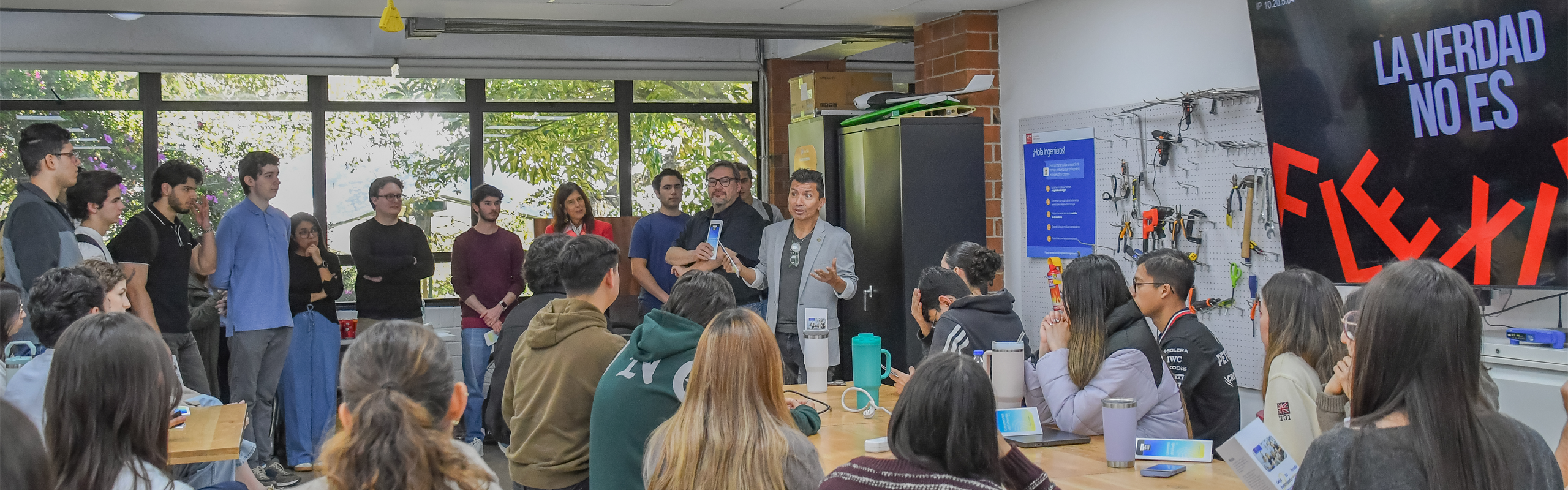 Estudiantes durante la Ceremonia Huella en la UFM.