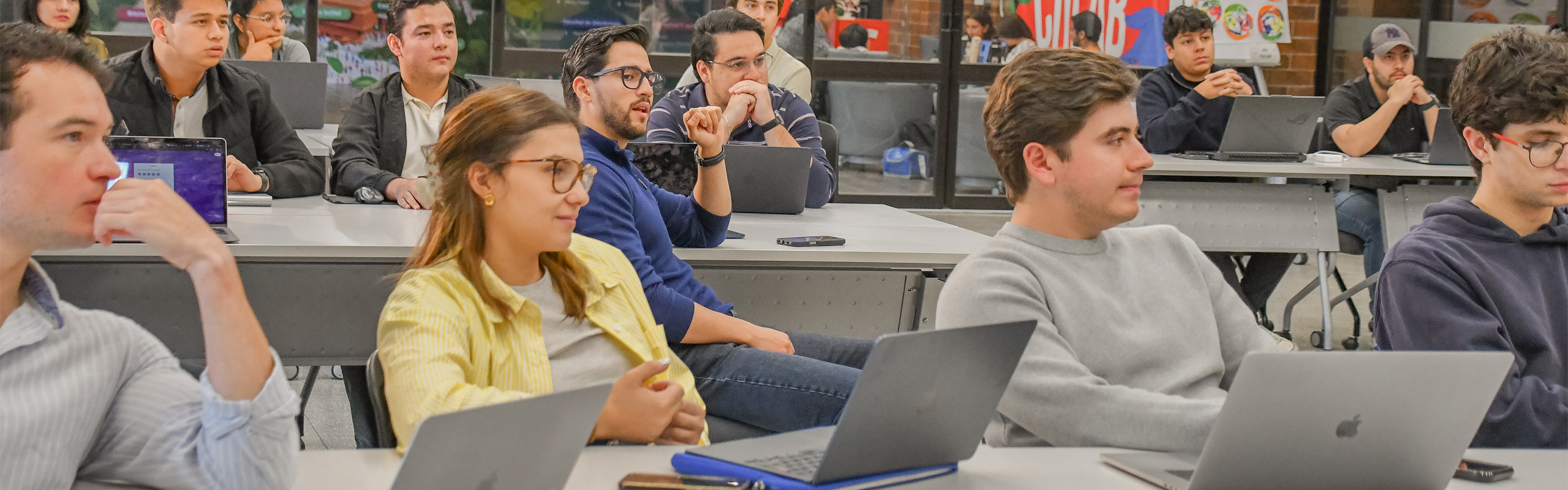 Estudiantes durante el evento de Proyectos Finales en la UFM.