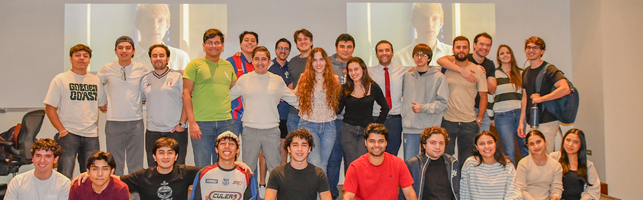 Estudiantes de la Facultad de Ciencias Económicas participando en el evento de Cinephilia de Humanidades UFM.