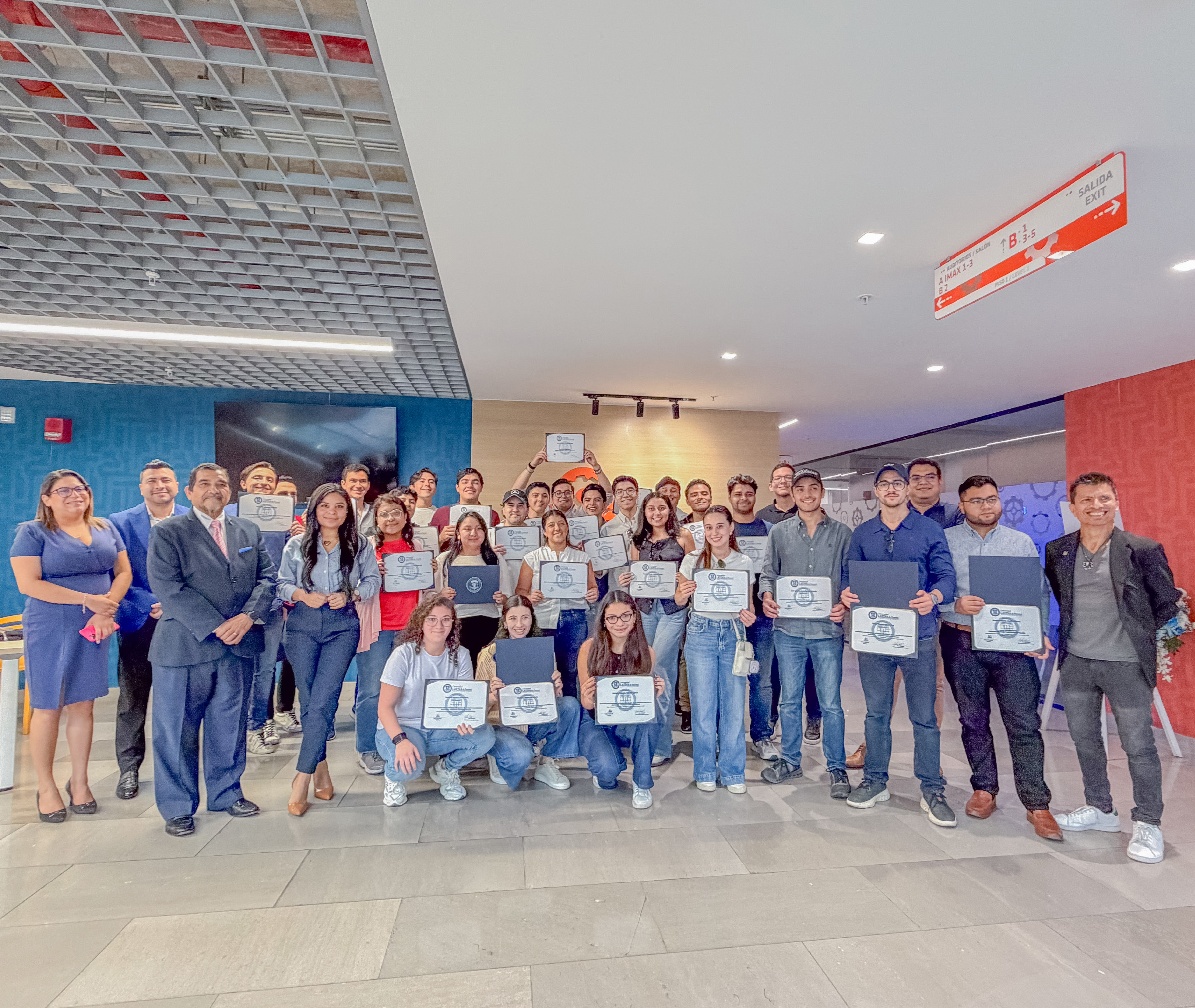 Estudiantes de Ingeniería Empresarial durante un viaje académico a Panamá.